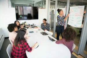 Professionnels en réunion dans l'espace entrepreneuriat à Amnéville