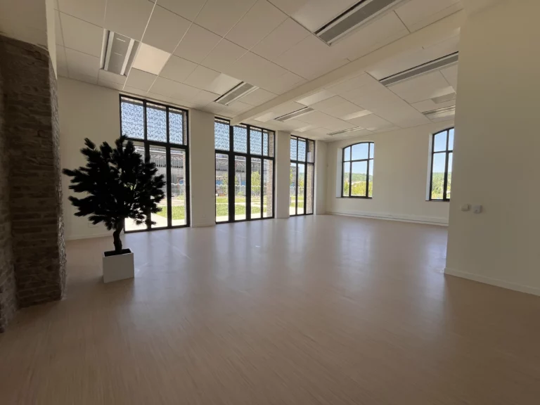 grande salle de séminaire pour réunion en espaces de travail ponctuel